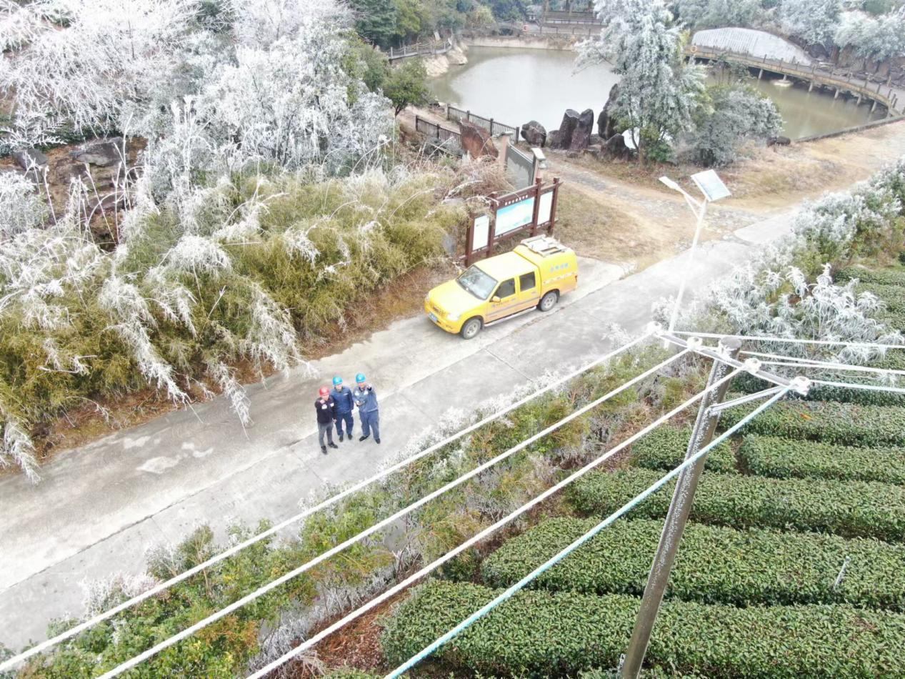 南方電網廣東梅州豐順供電局工作人員對重點線路設備進行特巡特維。徐會芳攝