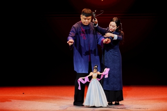 “何以中國(guó)·向海泉州”網(wǎng)絡(luò)主題活動(dòng)現(xiàn)場(chǎng)，蔡思雅和搭檔表演提線木偶戲。