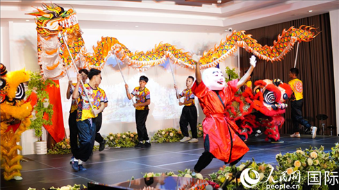 在菲留學(xué)生通過(guò)舞龍舞獅表演呈現(xiàn)中華優(yōu)秀傳統(tǒng)文化魅力。人民網(wǎng)記者樊帆 攝