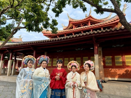 泰國(guó)留學(xué)生頭戴蟳埔簪花圍在開(kāi)元寺留影。人民網(wǎng)記者 金慧慧攝