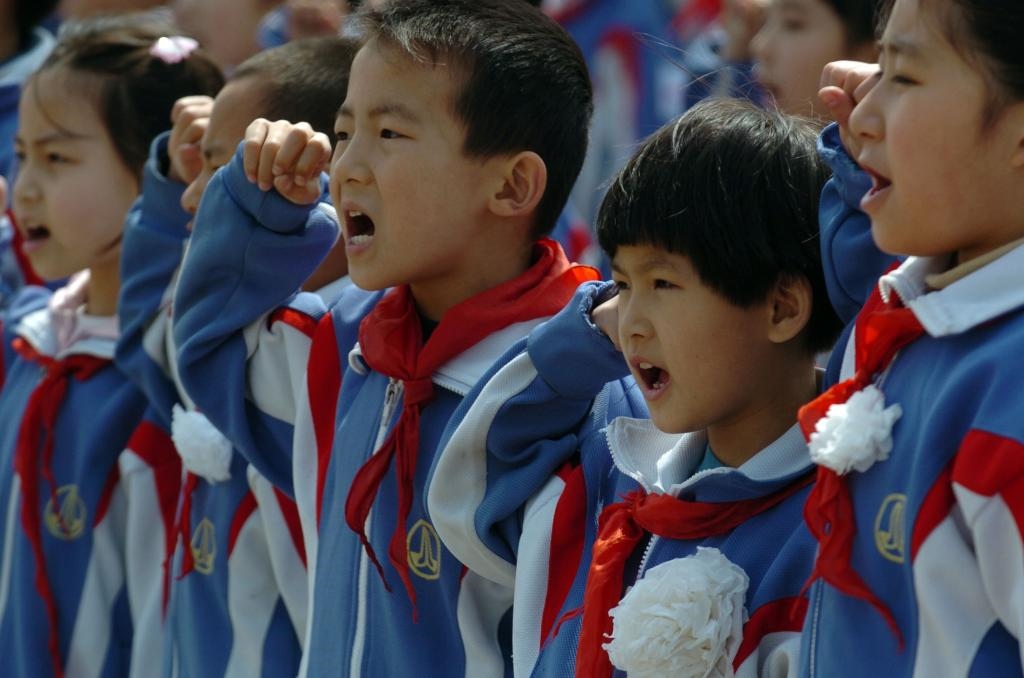 2006年4月5日，天津緣誠(chéng)小學(xué)的同學(xué)們來(lái)到平津戰(zhàn)役紀(jì)念館祭奠英烈，表達(dá)對(duì)革命先烈的緬懷之情。