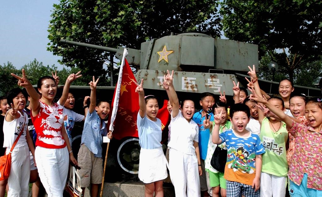 2003年7月31日，天津市紅橋區(qū)躍進(jìn)里小學(xué)少先隊(duì)員來(lái)到平津戰(zhàn)役紀(jì)念館“功臣號(hào)坦克”前，開(kāi)展以“揚(yáng)軍威做革命接班人”為主題的隊(duì)日活動(dòng)?！鞍艘弧苯ㄜ姽?jié)前夕，天津市在少先隊(duì)員中廣泛開(kāi)展“仰望革命英烈頌我軍威”等紀(jì)念活動(dòng)。