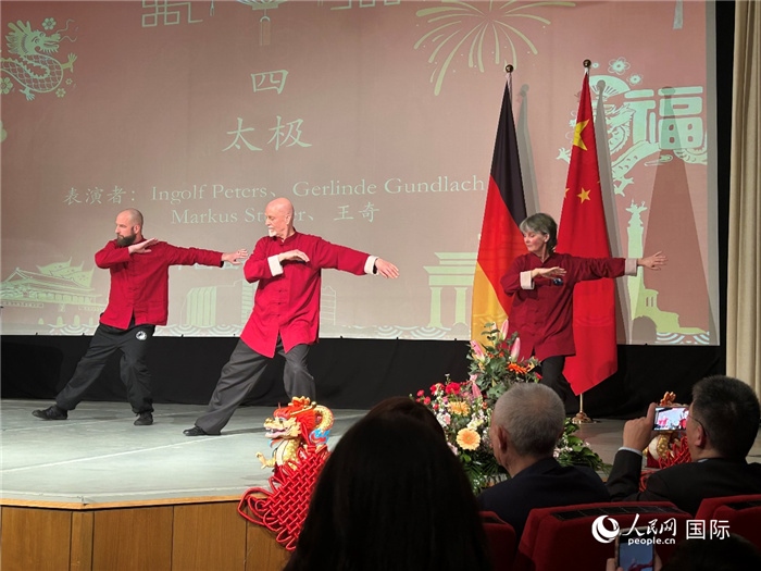 太極，表演者：Ingolf Peters、Gerlinde Gundlach、Markus Stüber
