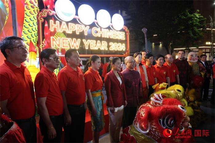 中泰嘉賓在曼谷唐人街耀華力路合影。 人民網(wǎng)記者 張矜若攝