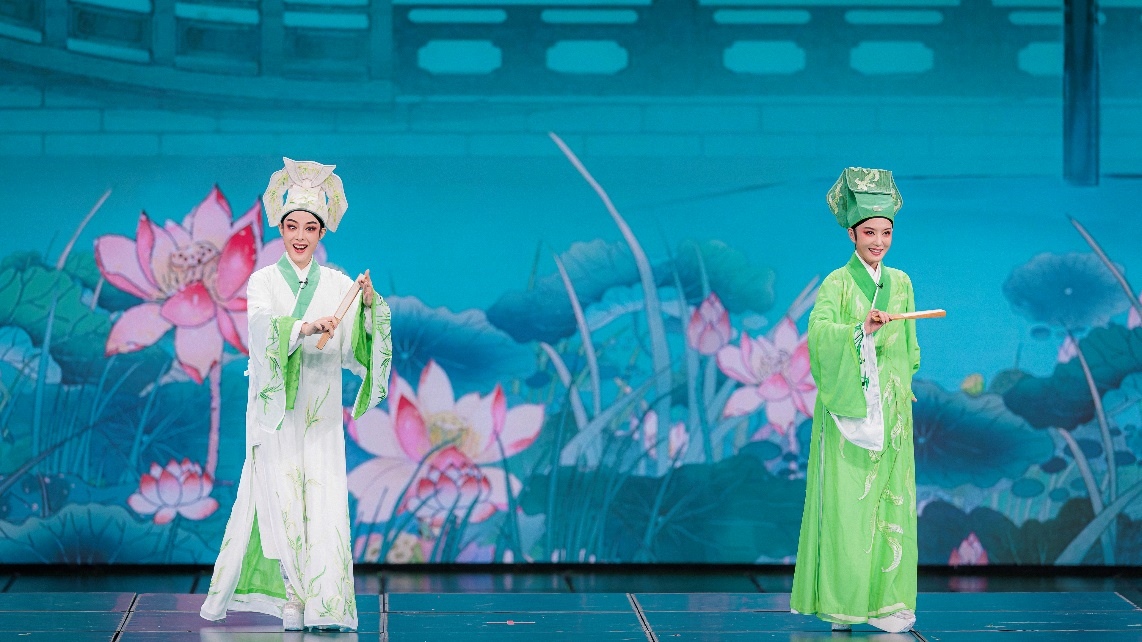 青年越劇演員陳麗君、李云霄彩排現(xiàn)場。主辦方供圖