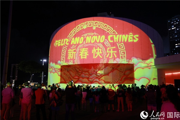 林度夫人公園內(nèi)劇院的外墻上投影出中國文化元素?zé)艄庑?。人民網(wǎng)記者 陳海琪攝