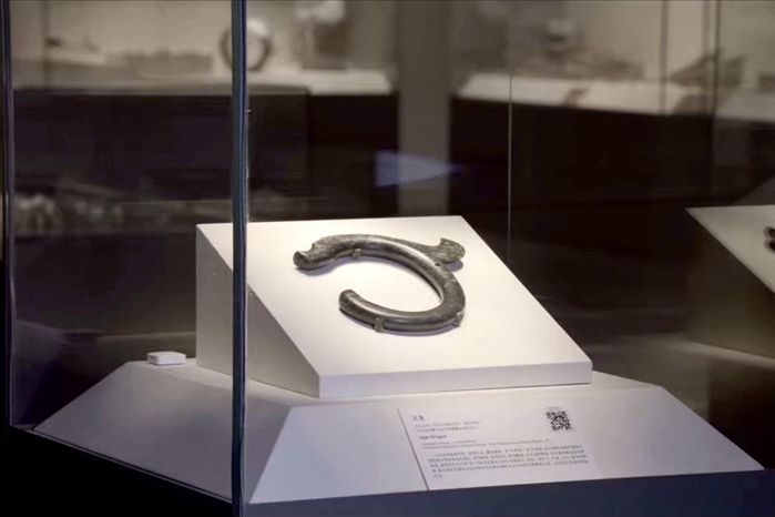 中國(guó)國(guó)家博物館內(nèi)展出的C形玉龍。