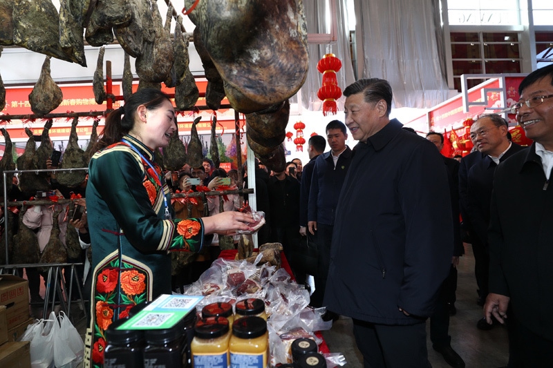 2020年1月19日至21日，中共中央總書記、國家主席、中央軍委主席習近平來到云南，看望慰問各族干部群眾，向全國人民致以新春祝福。這是20日下午，習近平在昆明新春購物博覽會年貨街，了解春節(jié)前市場供應情況。新華社記者 鞠鵬 攝