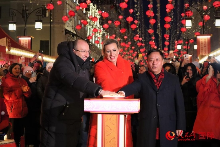張漢暉、扎哈羅娃、科茲洛夫（從右至左）共同按下活動啟動按鈕。于子恒攝