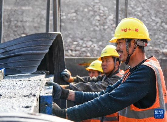 2月13日，在四川省通江縣青峪口水庫建設(shè)現(xiàn)場，中鐵十一局的工人正在進(jìn)行混凝土縱向圍堰施工。