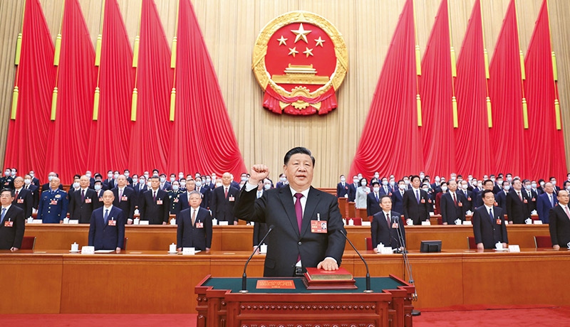 2023年3月10日，十四屆全國(guó)人大一次會(huì)議在北京人民大會(huì)堂舉行第三次全體會(huì)議。習(xí)近平全票當(dāng)選中華人民共和國(guó)主席、中華人民共和國(guó)中央軍事委員會(huì)主席。這是習(xí)近平進(jìn)行憲法宣誓。 新華社記者 鞠鵬/攝