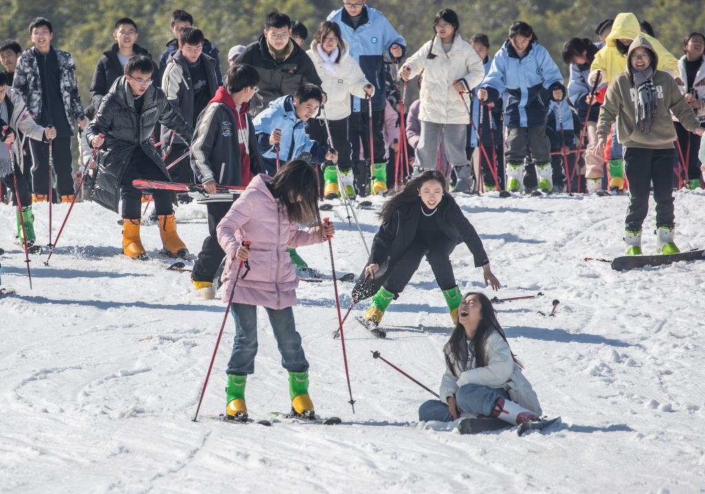 游客在重慶市南川區(qū)金佛山北坡滑雪場滑雪（2023年11月22日攝）。新華社發(fā)（瞿明斌攝）