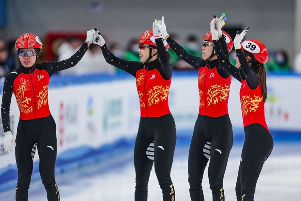 2月18日，黑龍江隊選手徐愛麗（左一）、臧一澤（左二）、范可新（右二）、王欣然在奪冠后向觀眾致意。新華社記者 黃偉 攝