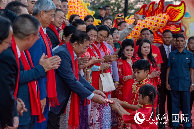 在活動(dòng)現(xiàn)場(chǎng)，敏昂萊主席根據(jù)當(dāng)?shù)貍鹘y(tǒng)向兒童送祝福2-人民網(wǎng)記者謝佳君攝