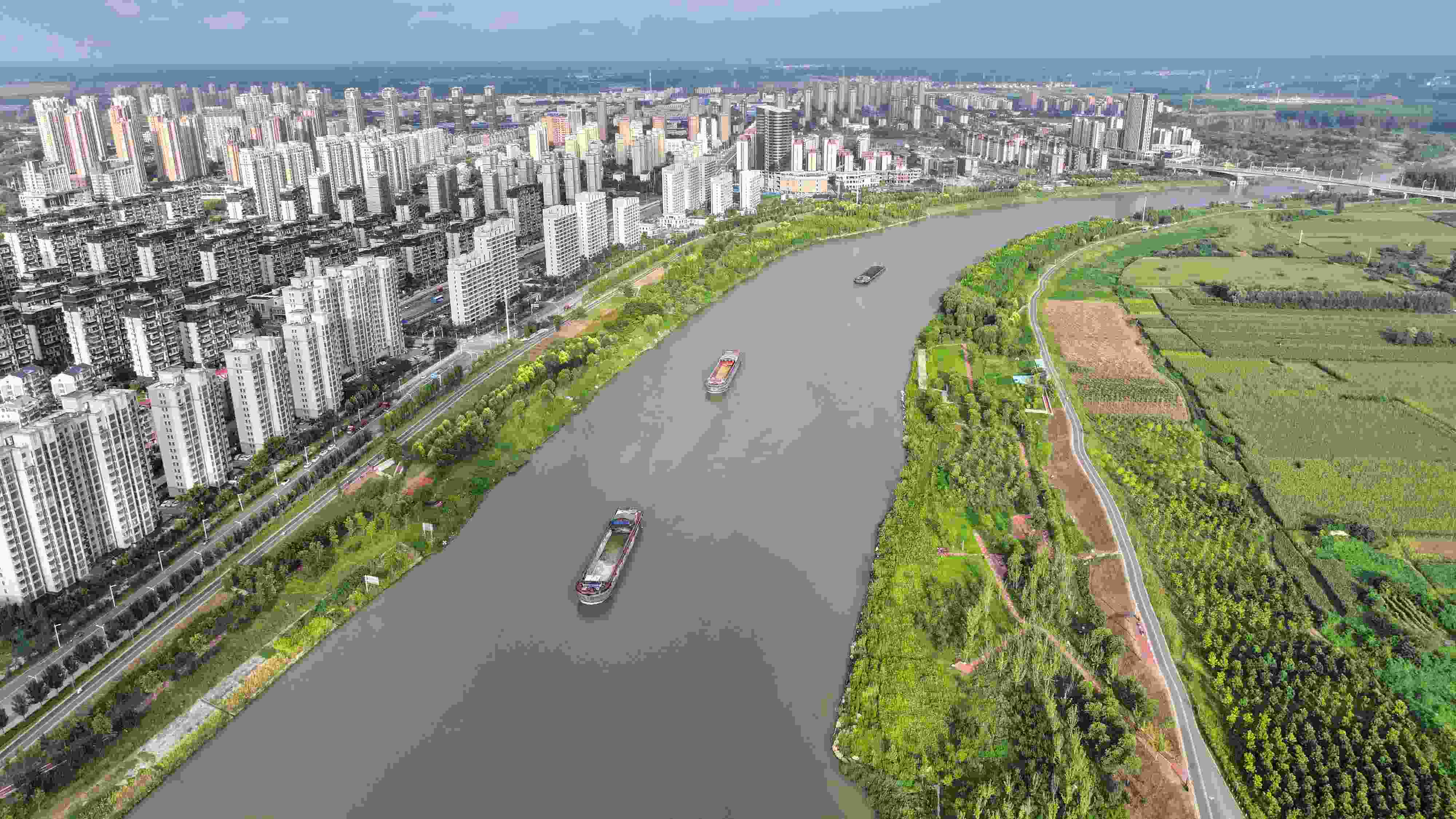 △ 2023年8月21日，安徽阜陽，初秋時(shí)節(jié)，界首城市建設(shè)與沙潁河水系、橋梁和綠植相映襯，構(gòu)成一幅生態(tài)宜居的美麗畫卷。