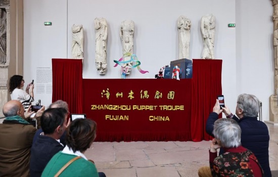 2月10日，在位于法國巴黎埃菲爾鐵塔附近的“建筑與遺產(chǎn)之城”博物館，觀眾欣賞漳州布袋木偶戲。新華社記者高靜攝