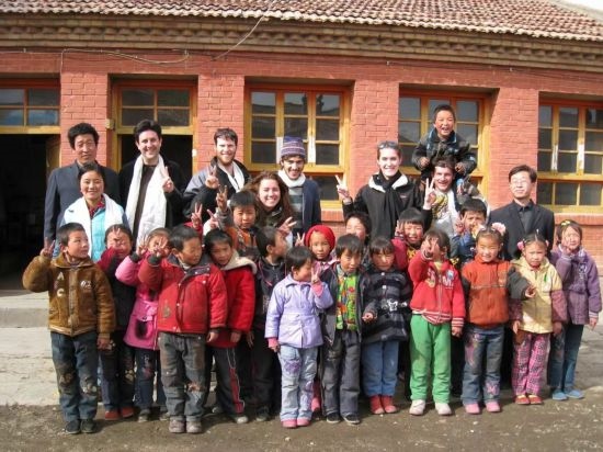 2008年，歐君廷帶領(lǐng)美國大學(xué)生到甘肅一所村辦小學(xué)訪問教課