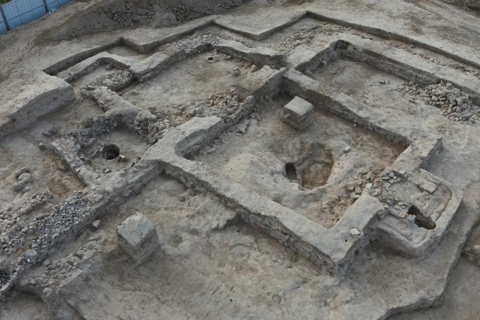 這是都蘭熱水墓群北一區(qū)M37號（“羊圈墓”）的祭祀建筑全景。