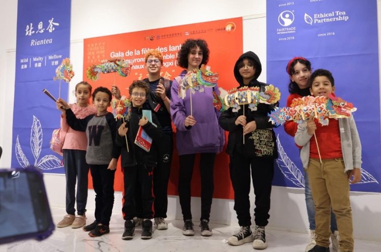 孩子們拿著元宵彩燈合影。拉巴特中國(guó)文化中心供圖