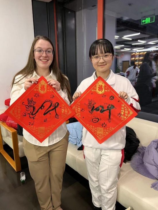 1月下旬，馬斯卡廷中學(xué)訪華代表團(tuán)學(xué)生在北京同中國青少年交流。（受訪者供圖）