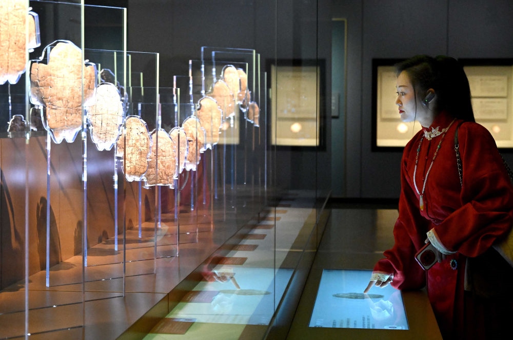 2月26日，參觀者在河南安陽(yáng)殷墟博物館新館內(nèi)觀看展出的刻辭卜甲。