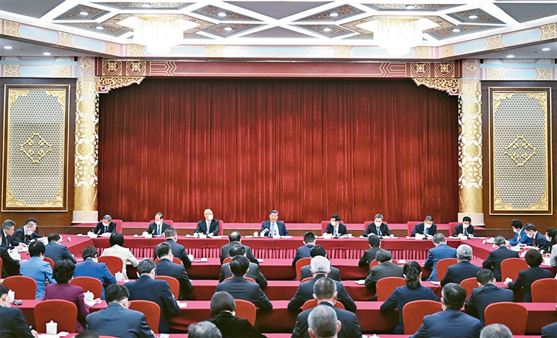 2023年3月6日，中共中央總書記、國(guó)家主席、中央軍委主席習(xí)近平看望參加全國(guó)政協(xié)十四屆一次會(huì)議的民建、工商聯(lián)界委員，并參加聯(lián)組會(huì)，聽(tīng)取意見(jiàn)和建議。中共中央政治局常委、全國(guó)政協(xié)十四屆一次會(huì)議主席團(tuán)會(huì)議主持人王滬寧，中共中央政治局常委蔡奇、丁薛祥參加看望和討論。 新華社記者 謝環(huán)馳/攝