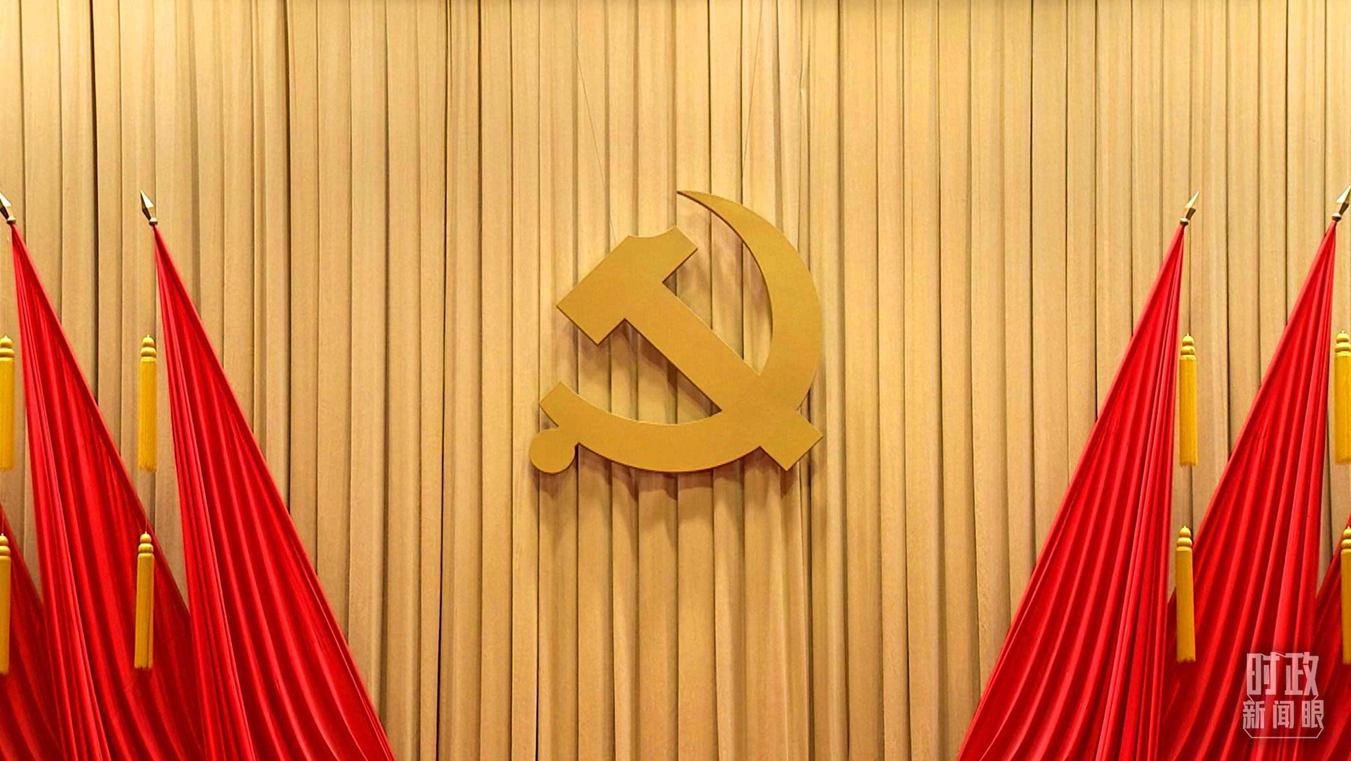 △開班式現(xiàn)場懸掛的莊嚴黨徽。
