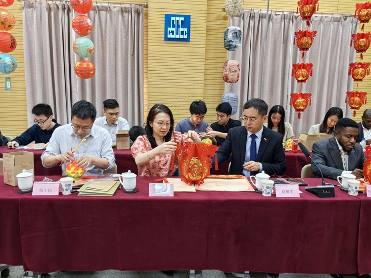燈籠文化交流活動現(xiàn)場。中建國際中西非公司供圖