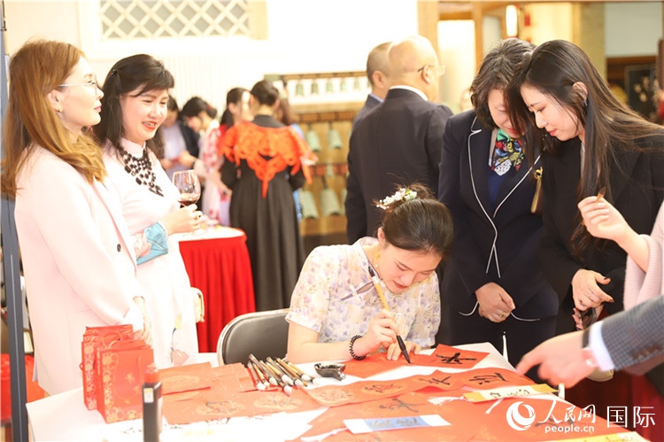 現(xiàn)場書法體驗。人民網(wǎng)記者 霍文攝