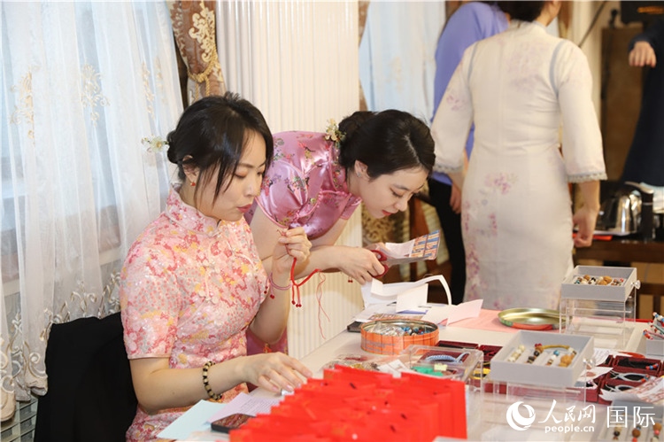 孔院教師展示剪紙。人民網(wǎng)記者 霍文攝