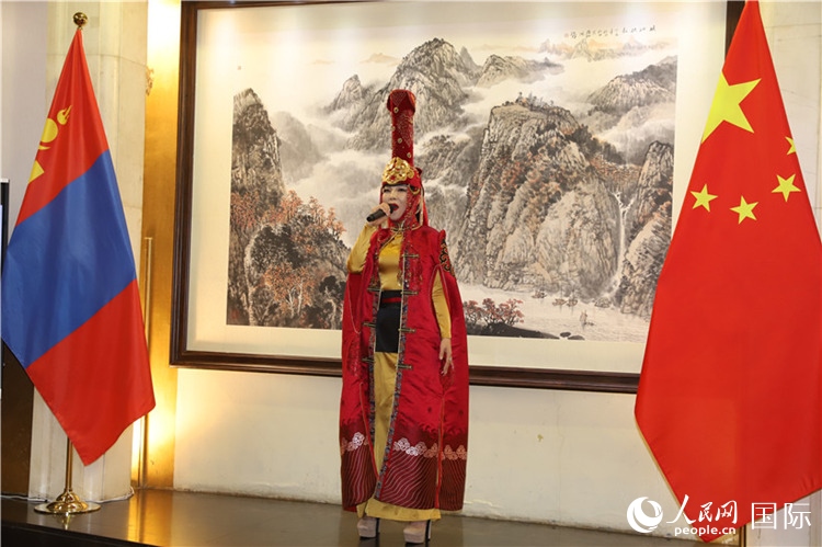 呼麥演唱。人民網(wǎng)記者 霍文攝