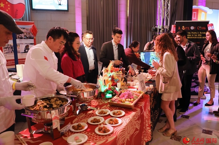 使館工作人員詳細(xì)為現(xiàn)場美食家和來賓講解菜品色香味特點、原料特色、烹制手法及其中蘊含的中華美食文化。人民網(wǎng)記者 李志偉攝