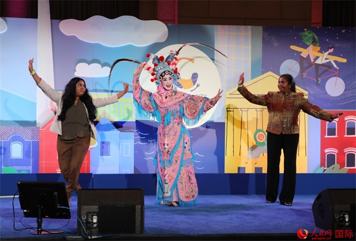 當(dāng)?shù)厝A人京劇社團的青年演員現(xiàn)場表演京劇選段，并與現(xiàn)場觀眾近距離互動。人民網(wǎng)記者 李志偉攝