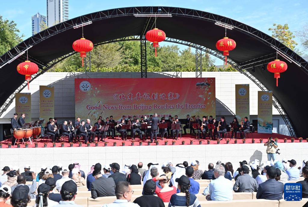 3月9日，在科威特首都省賈比爾文化中心，人們欣賞中國樂隊(duì)帶來的中國曲目。新華社發(fā)（阿薩德攝）