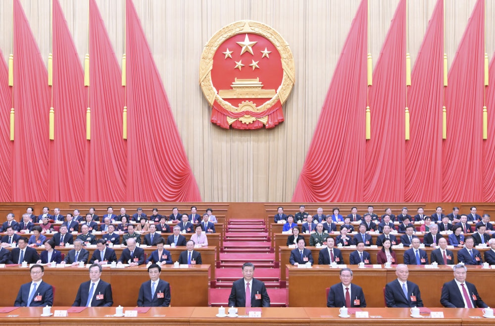3月11日，第十四屆全國人民代表大會第二次會議在北京人民大會堂閉幕。黨和國家領(lǐng)導(dǎo)人習(xí)近平、李強、王滬寧、蔡奇、丁薛祥、李希、韓正等在主席臺就座。趙樂際主持閉幕會。