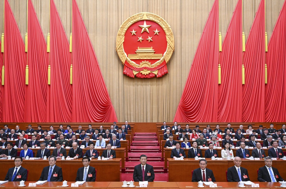 3月5日，第十四屆全國人民代表大會第二次會議在北京人民大會堂開幕。黨和國家領(lǐng)導(dǎo)人習(xí)近平、李強、王滬寧、蔡奇、丁薛祥、李希、韓正等出席大會。趙樂際主持大會。