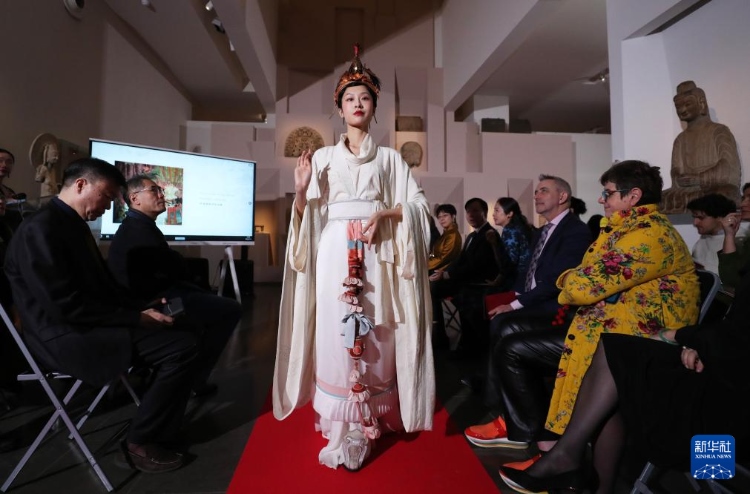 3月13日，在位于法國巴黎的吉美國立亞洲藝術(shù)博物館，模特展示敦煌復(fù)原服飾。新華社記者 高靜 攝