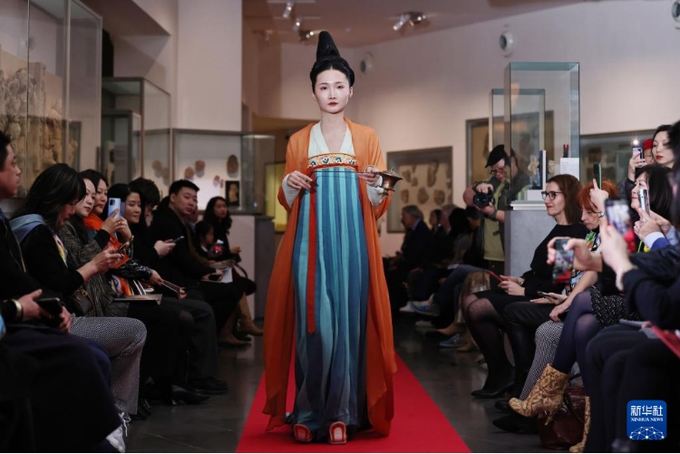 3月13日，在位于法國巴黎的吉美國立亞洲藝術(shù)博物館，模特展示敦煌復(fù)原服飾。新華社記者 高靜 攝