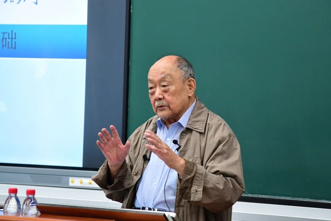 91歲的楊士莪院士“一站到底”為學(xué)生授課。哈爾濱工程大學(xué)供圖