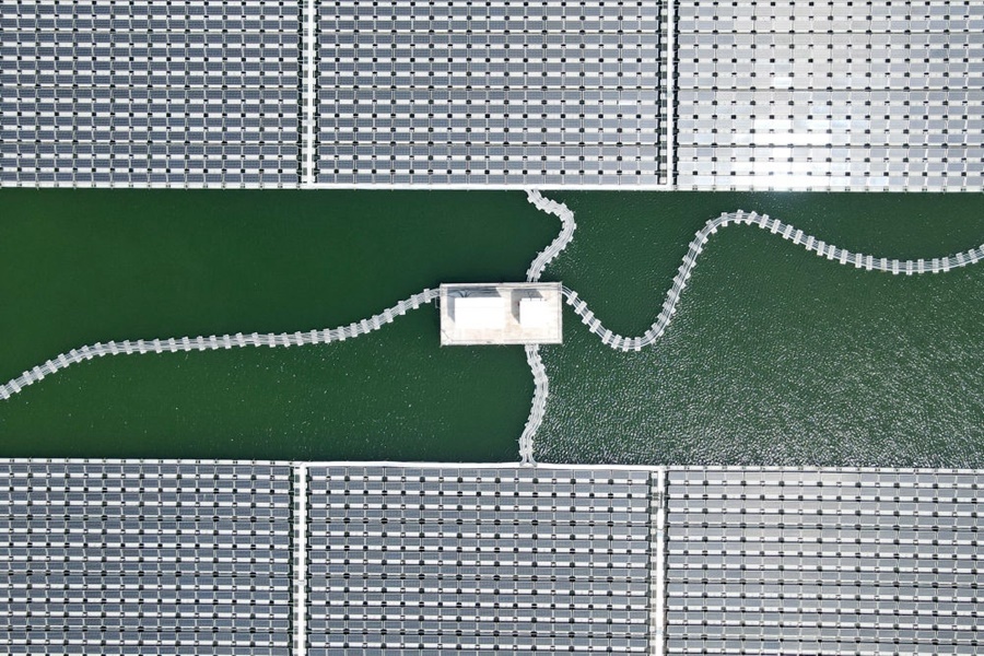 2022年8月25日拍攝的潁上縣毛圩水上光伏電站（無人機(jī)照片）。近年來，安徽省阜陽市潁上縣古城鎮(zhèn)積極推進(jìn)采煤沉陷區(qū)治理工作，將昔日的采煤沉陷區(qū)建設(shè)成水上光伏電站，既減少占用土地面積，又能生產(chǎn)清潔能源。