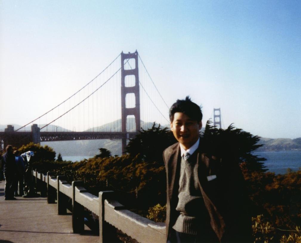 這是1985年，時任正定縣委書記的習(xí)近平在美國考察時的照片。新華社發(fā)