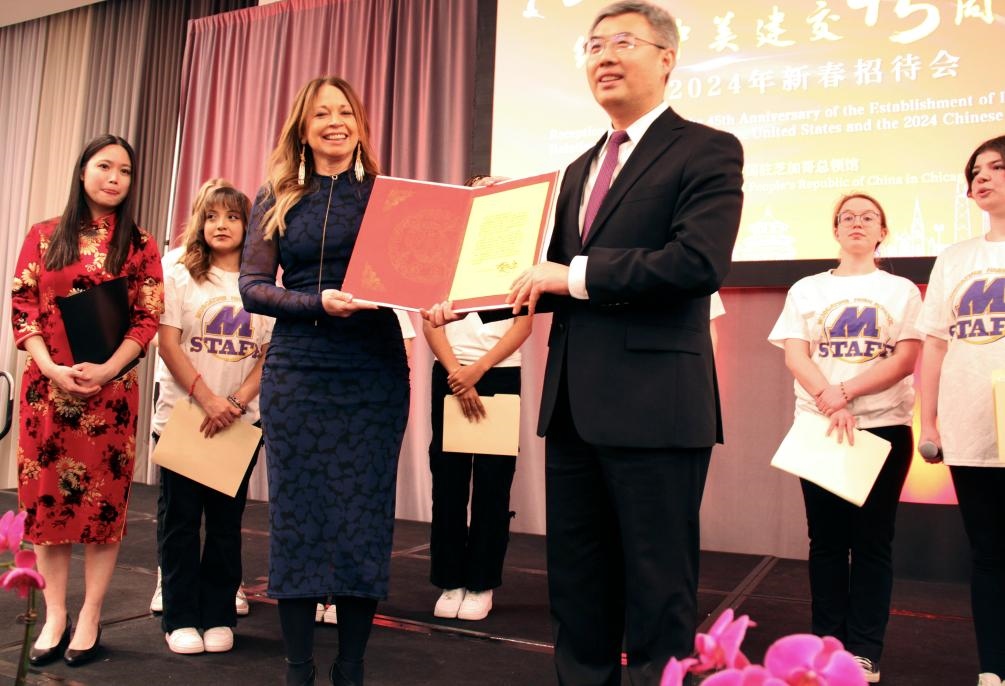 2024年2月27日，中國駐芝加哥總領(lǐng)事館舉辦慶祝中美建交45周年招待會，來自馬斯卡廷中學(xué)的學(xué)生們在招待會上收到一份特殊禮物——中國國家主席習(xí)近平給他們的復(fù)信。新華社記者 徐靜 攝