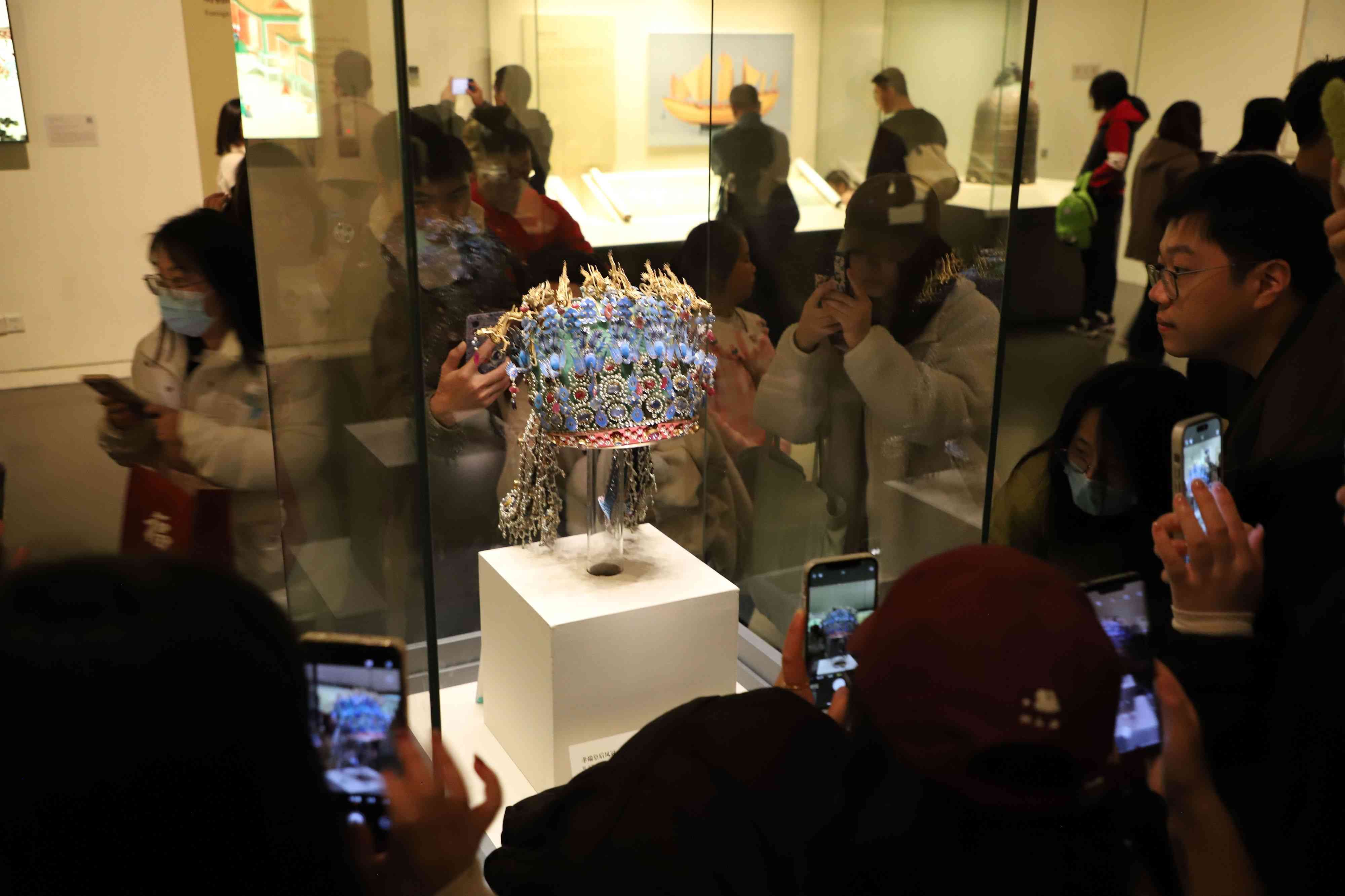 △ 2024年3月9日，北京，中國國家博物館，來自天南海北的游客在參觀藏品。