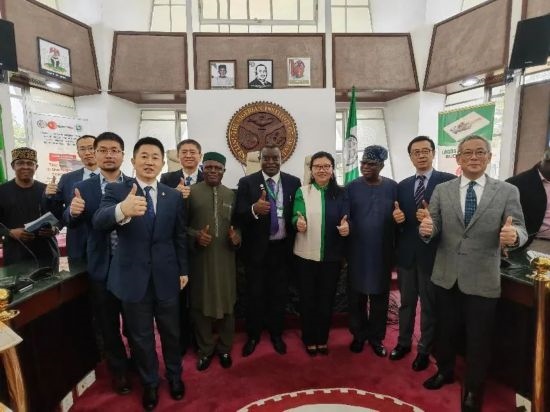 3月21日，與會嘉賓在首屆拉各斯論壇現(xiàn)場合影留念。（圖片由中國駐拉各斯總領(lǐng)事館提供）