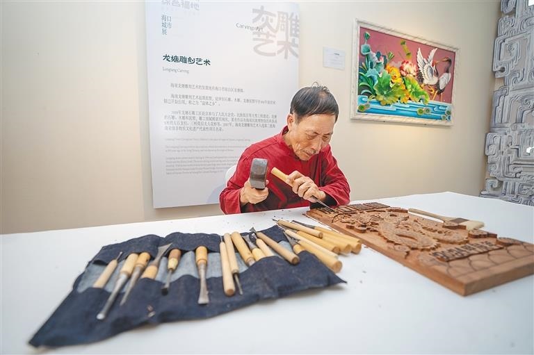 △2024年3月25日，在博鰲東嶼島文化公園?？诔鞘姓宫F(xiàn)場(chǎng)，非遺傳承人展演龍?zhí)恋窨趟囆g(shù)。