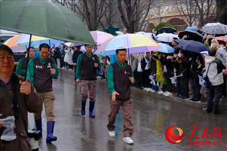 飼養(yǎng)員姜哲遠和宋永寬為“福寶”開路送行。人民網(wǎng) 李帆攝