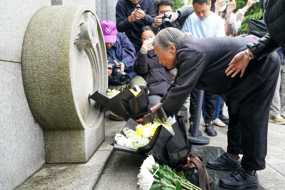 南京大屠殺幸存者夏淑琴在獻花。新華社記者李博 攝