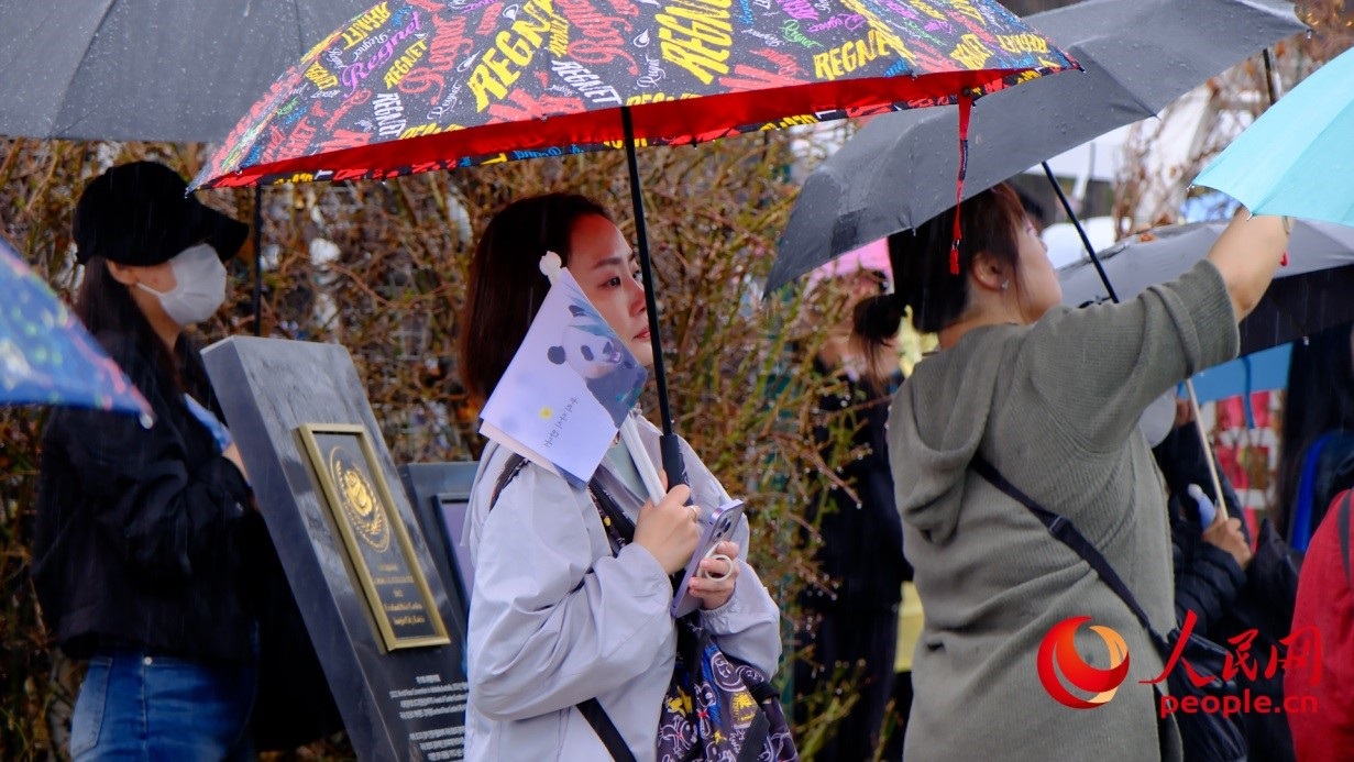粉絲注視“福寶”車輛，滿眼不舍。 人民網(wǎng) 李帆攝