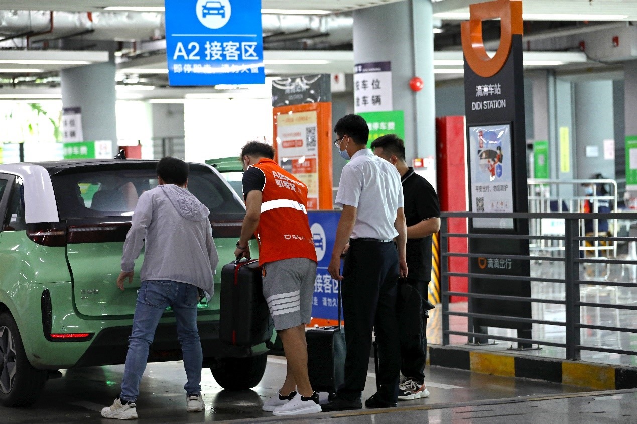 司機(jī)師傅在滴滴車站接乘客上車。（受訪者供圖）