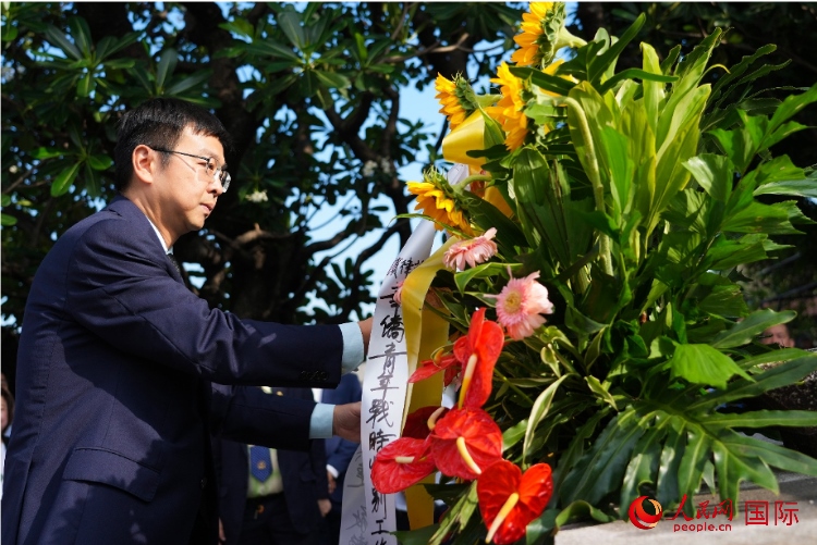 中國(guó)駐菲律賓使館周志勇臨時(shí)代辦一行向菲律賓華僑抗日烈士紀(jì)念碑、烈士墓等敬獻(xiàn)花圈。人民網(wǎng)記者 樊帆攝